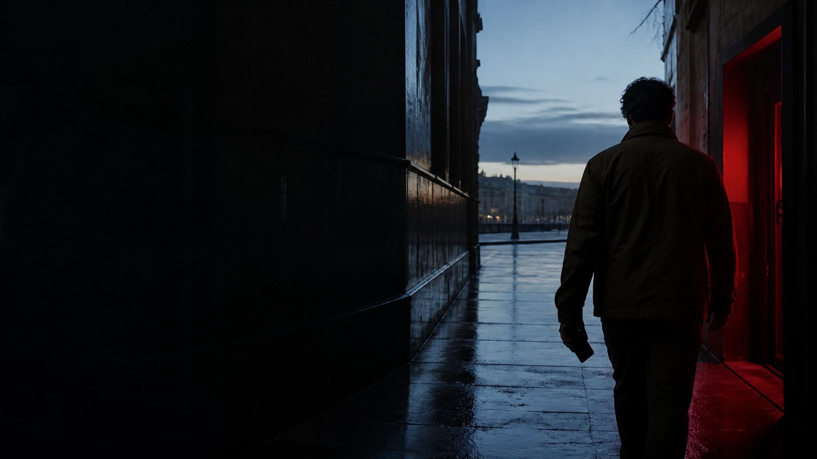 Une personne quitte une rue sombre et marche vers la lumière du matin.